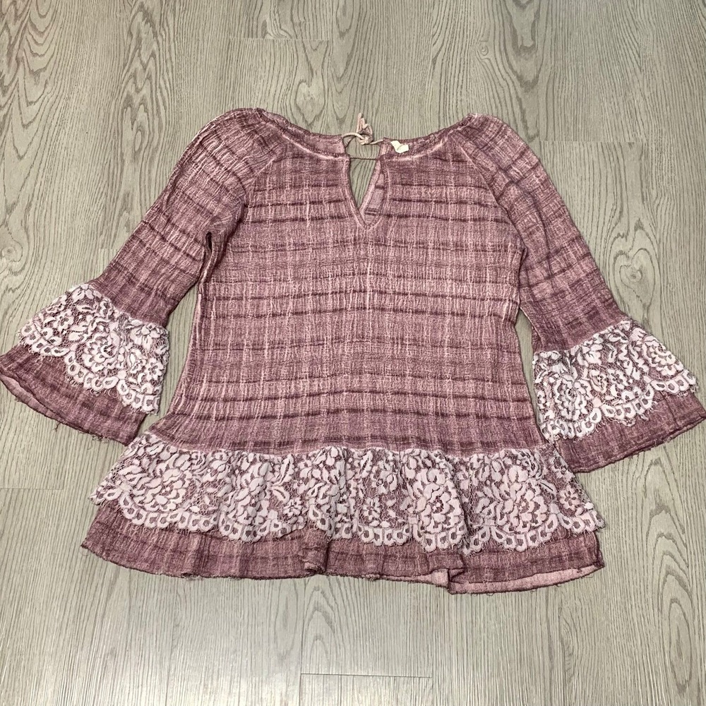 Hyku‎ Bell Sleeve Lace Trim Keyhole Blouse Pink Purple Ruffled Hem Medium Boho